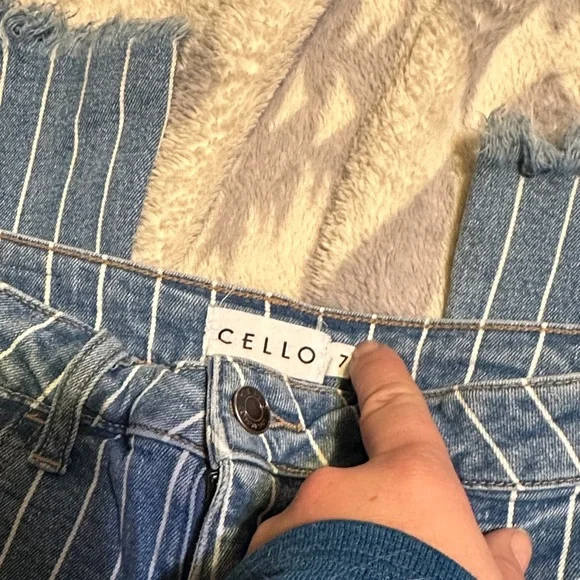 678. Cello juniors size 7 striped flare jeans with frayed hem - Picture 3 of 10